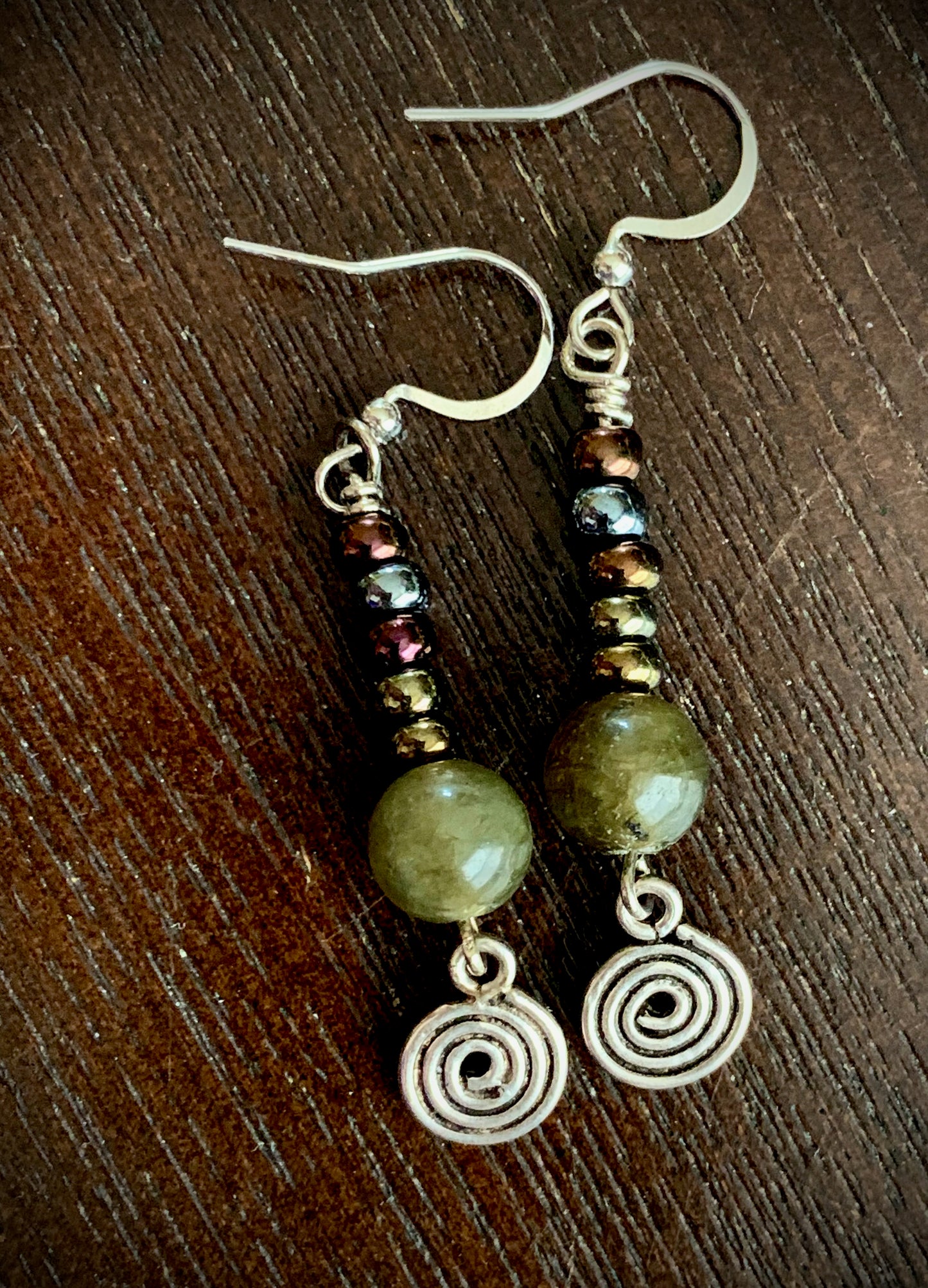 Energía Earrings - Labradorite and Seed Bead with Spirals