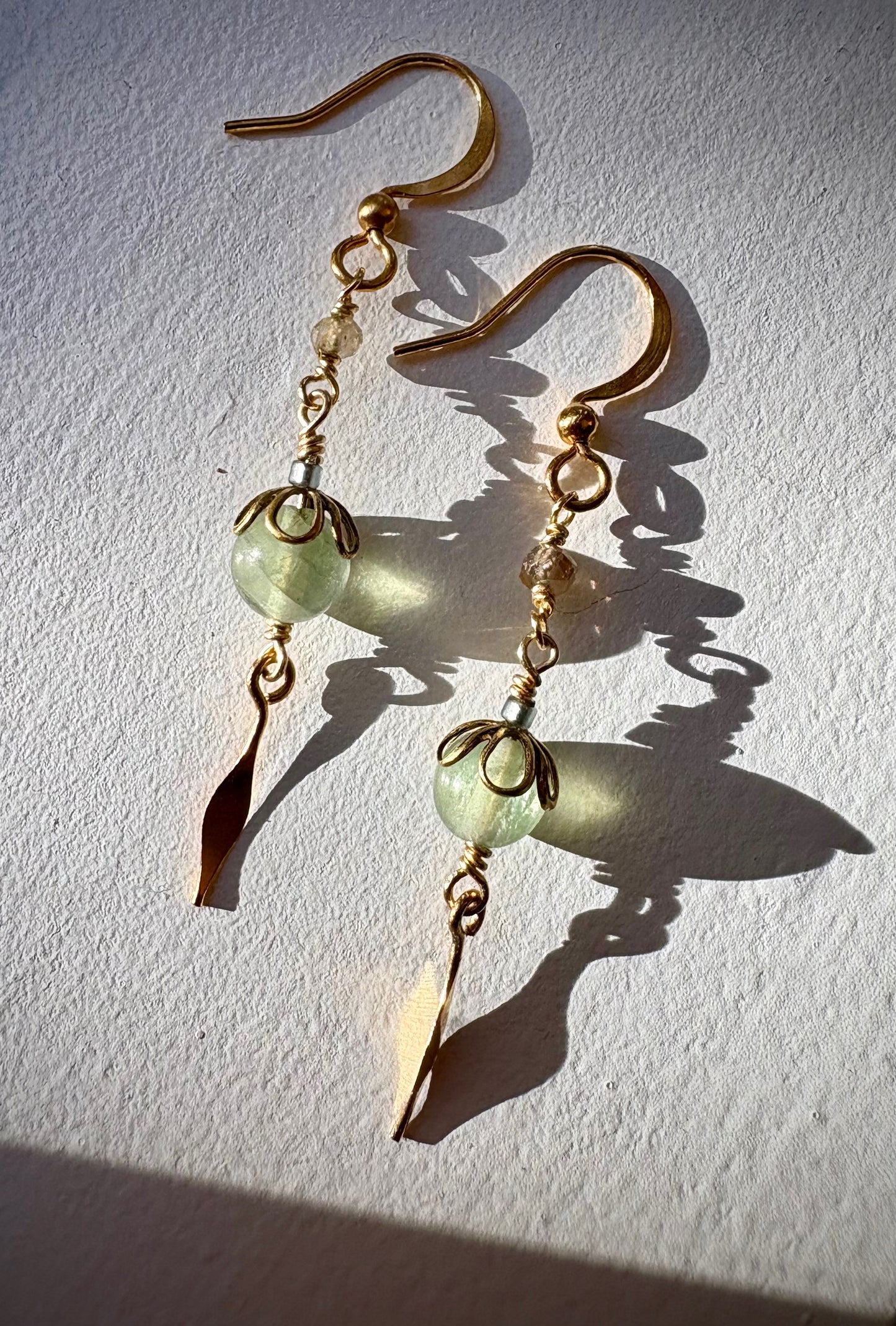 Madreselva Earrings - Fluorite and Green Garnet