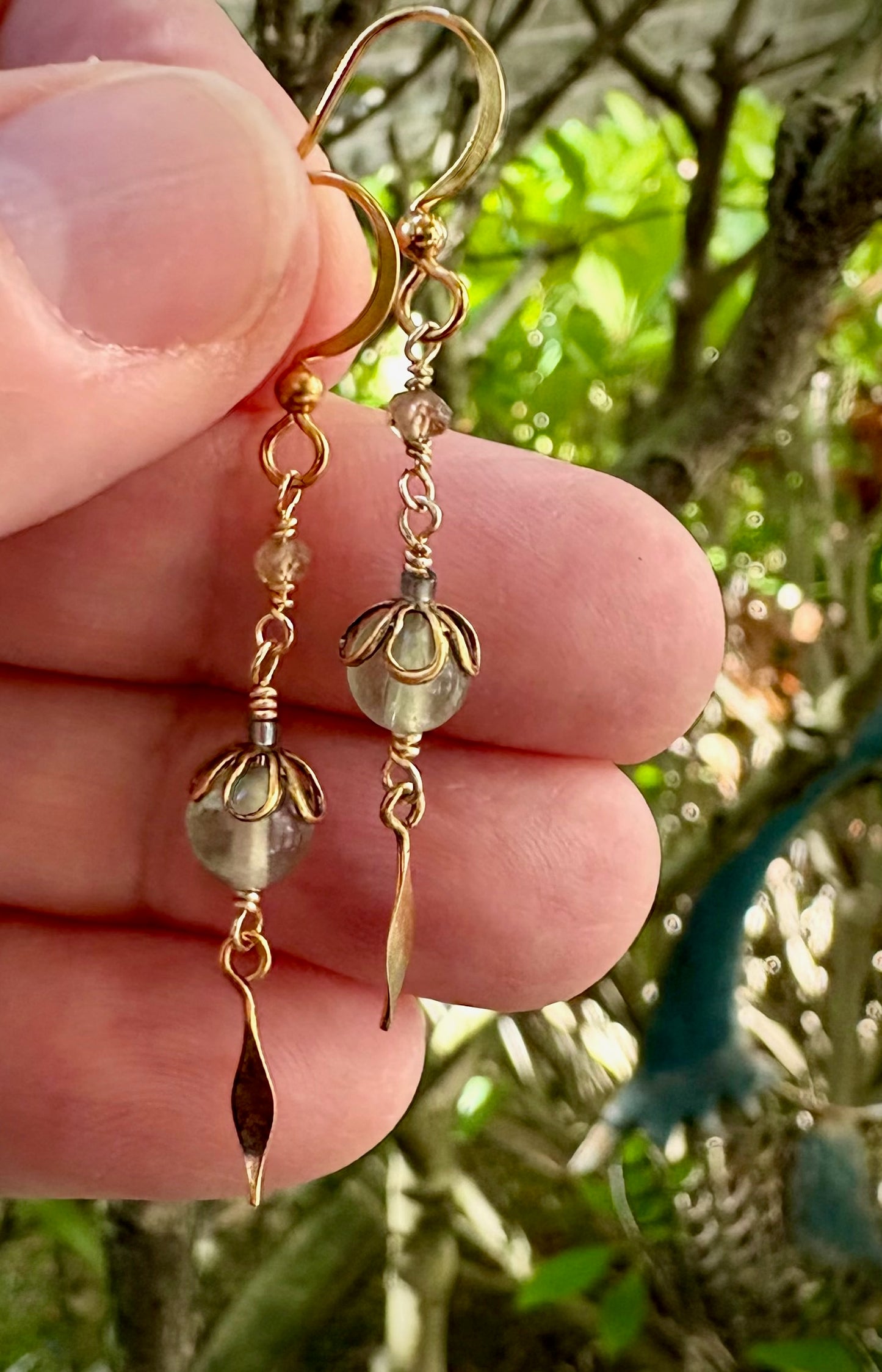 Madreselva Earrings - Fluorite and Green Garnet