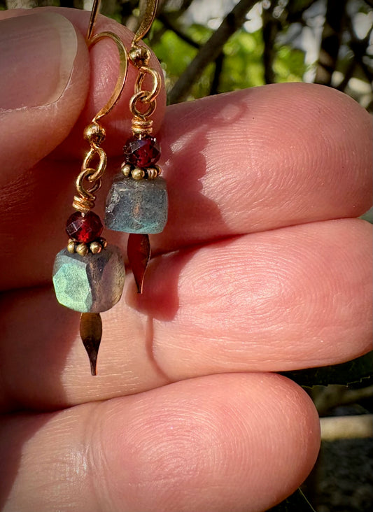 Rayo Earrings - Labradorite and Garnet with Gold