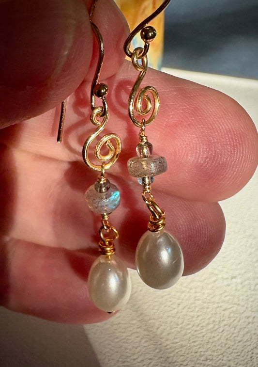Regalada Earrings - Labradorite and Pearl