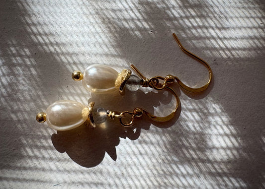 Lisa Earrings - Pearl and Labradorite